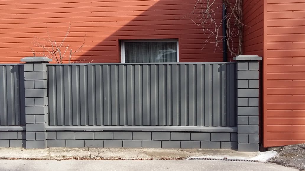 Moderni tvora iš betoninių stulpų ir metalinių segmentų